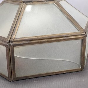 Dos Plafones de Bronce y Vidrio: Hexagonal con Vidrios Fisurados y Redondo Tallado - imagen 3