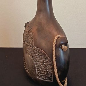 Botella Decorativa Estilo Cantimplora de Peregrino con Correa y Grabado - imagen 4