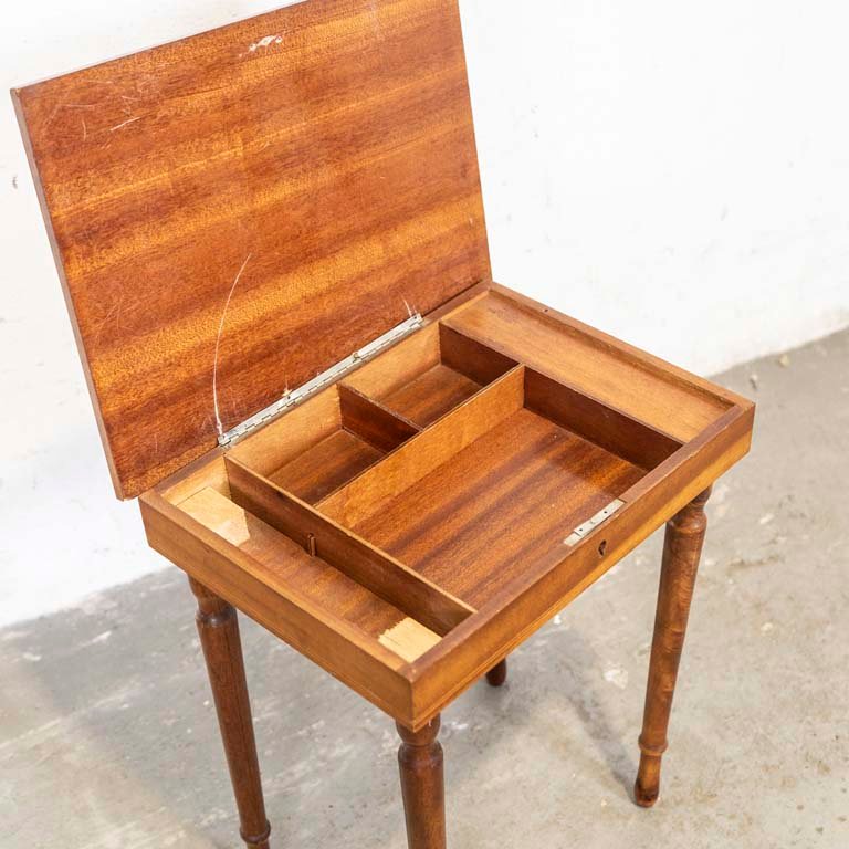 Mesita musical con tapa de marquetería en mal estado - imagen 3