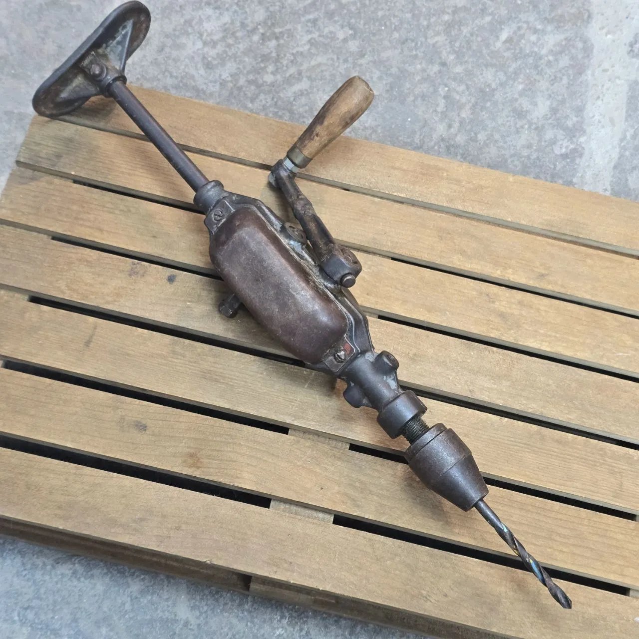 Drill de mano vintage con cuerpo metálico y mango de madera - imagen 3