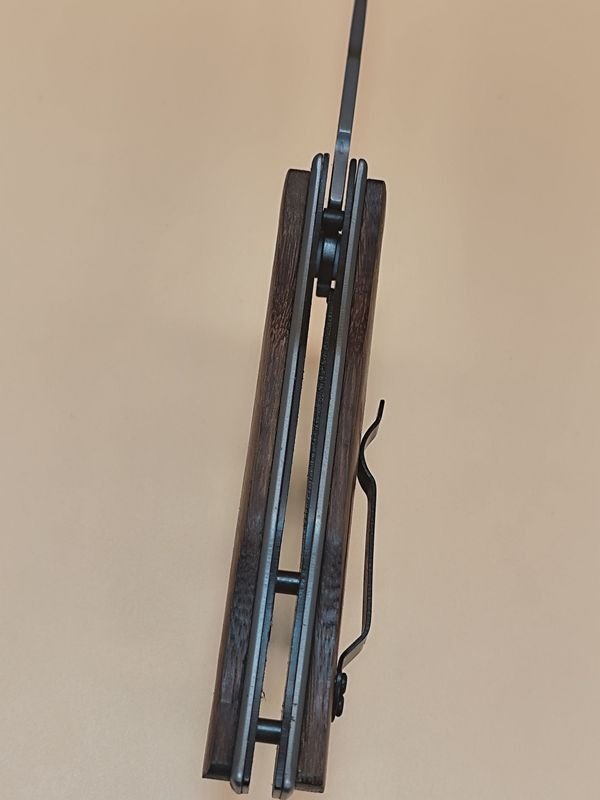 Navaja Táctica Plegable con Estructura Metálica y Empuñadura de Madera - imagen 7
