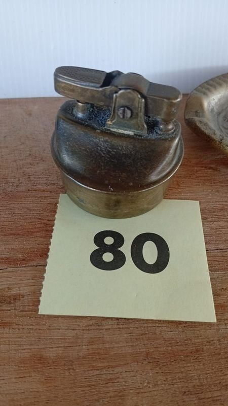 Encendedor y cenicero antiguos de metal - imagen 3