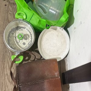 Lote siguiente: Bolsa Verde con Varios Artículos Domésticos