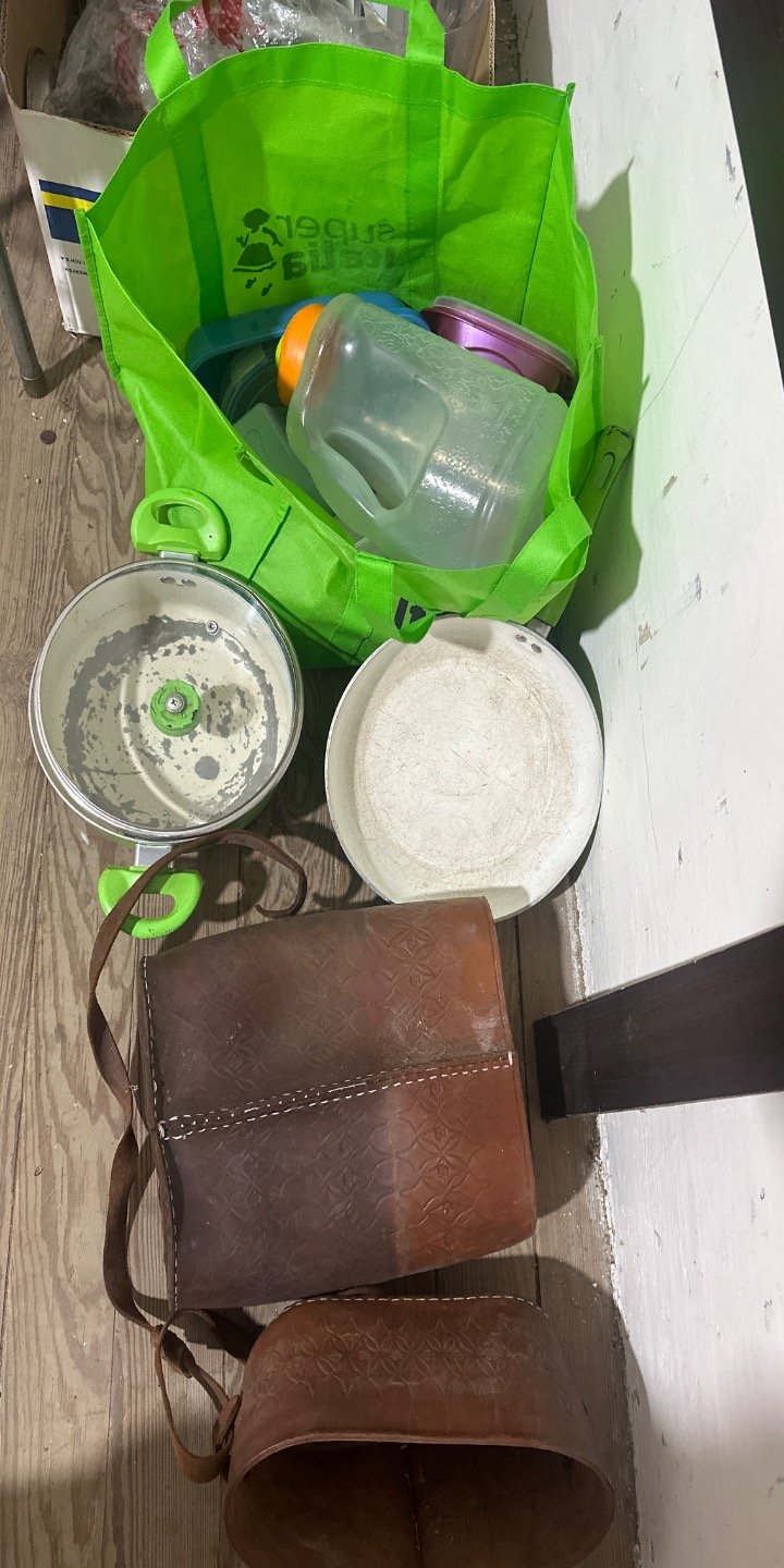 Bolsa Verde con Varios Artículos Domésticos