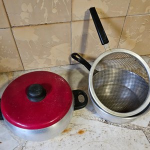 Olla Bombé de Aluminio con Colador y Tapa Roja - imagen 3
