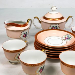 Jarra, Pocillos y Platitos de Porcelana Blanca con Guardas Florales Bordo y Rosado - imagen 5