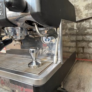 Cafetera Industrial Eléctrica La Cimbali de 2 Grupos con Tamper - imagen 4