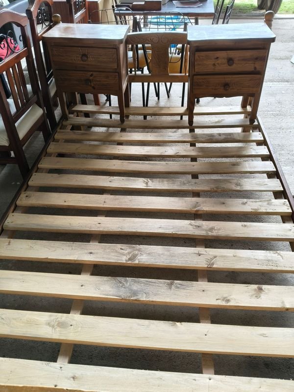 Juego de Cama con Dos Mesas de Luz de Madera