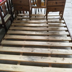 Juego de Cama con Dos Mesas de Luz de Madera - imagen 1