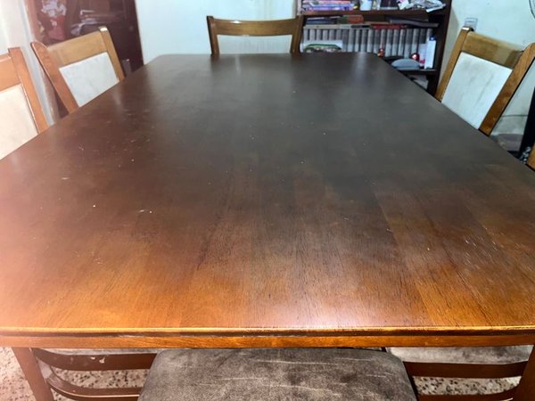 Juego de Comedor Mesa Rectangular de Madera en Tono Roble Oscuro Seis Sillas Respaldo de Madera Asiento Tapizado - imagen 3