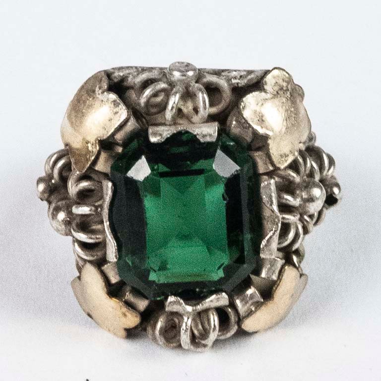 Anillo de Plata con Piedra Verde y Detalles en Oro
