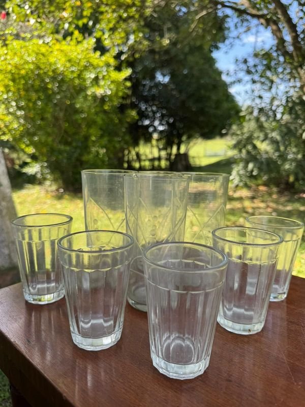 4 vasos en cristal y 5 vasos mas pequeños de vidrio