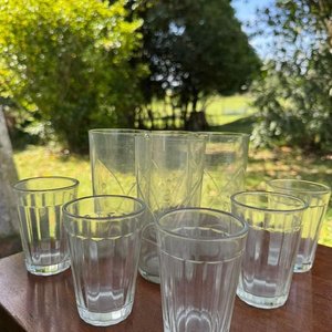 Lote siguiente: 4 vasos en cristal y 5 vasos mas pequeños de vidrio