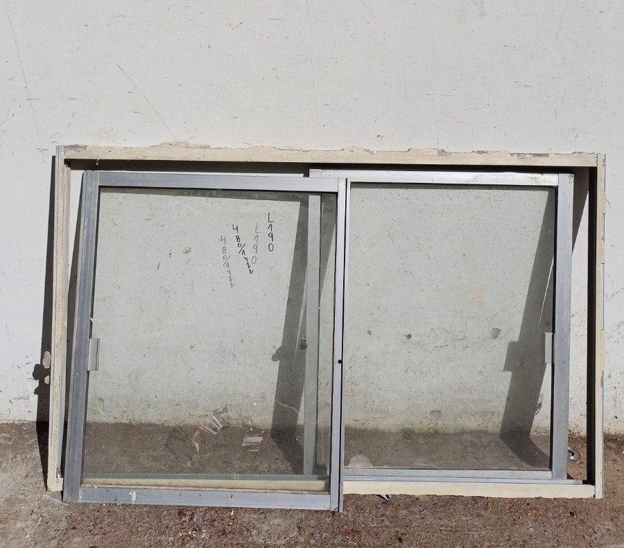 Lote siguiente: Ventana de aluminio con hojas corredizas para venta
