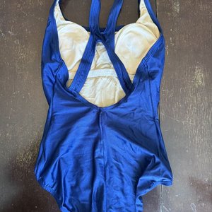 Lote de Trajes de Baño: Entero Azul Speedo, Estampado Naranja/Marrón y Bikini Leopardo - imagen 8