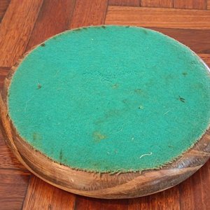 Revistero de Madera con Dos Bastones y Plato Decorativo - imagen 12