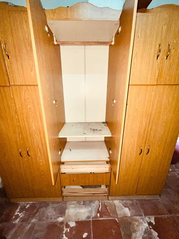 Roperia de Madera con Multiple Puertas y Almohadillas - imagen 3