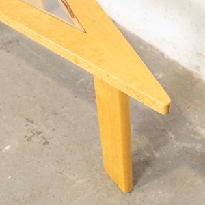 Mesa Triangular de Sala con Tapa de Vidrio y Tres Patas - imagen 2