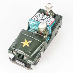 Jeep Militar de Chapa Litografiada con Figuras, Made in Japan - imagen 2