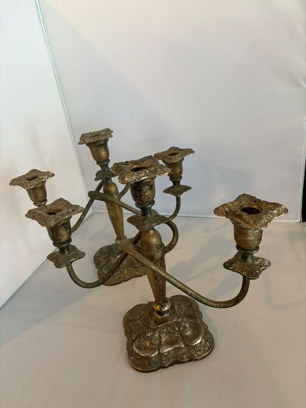 Candelabros de bronce con diseño ornamentado