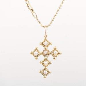 Lote siguiente: Cadena con Cruz de Oro 18k y Perlas Pequeñas