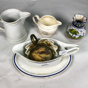 Lote anterior: Seis piezas de porcelana inglesa: salsera, jarras y florero