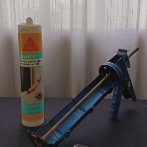 Kit de Construcción: Pistola de Silicona, Nivel, Cepillo y Guantes de Cuero - imagen 3
