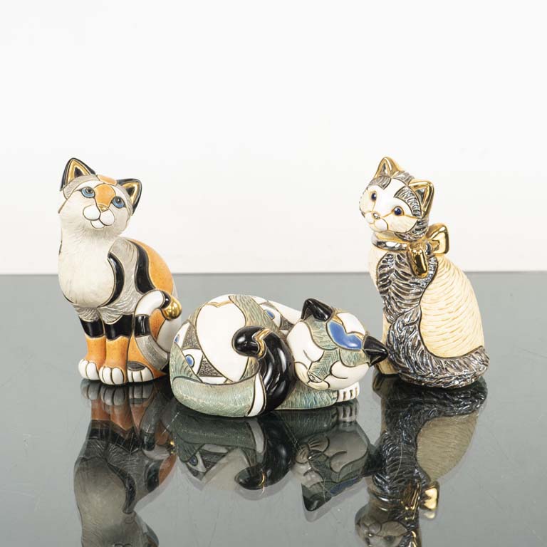 Lote anterior: Tres Figuras de Gatos de Cerámica Selladas De Rosa, Hechas a Mano