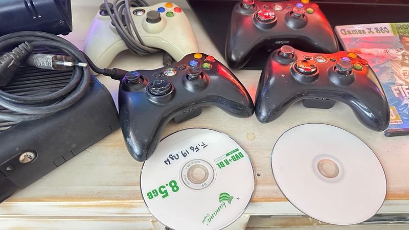 Consola de Xbox 360 con juegos y controladores - imagen 3