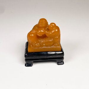 Figura Decorativa de Piedra Jabón Amarilla con Base de Madera - imagen 2