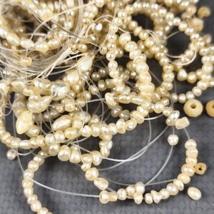 Dos collares: Perlas barrocas y marfil africano tallado, ambos averiados - imagen 7