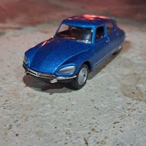Auto Coleccionable Azul Metálico - imagen 3