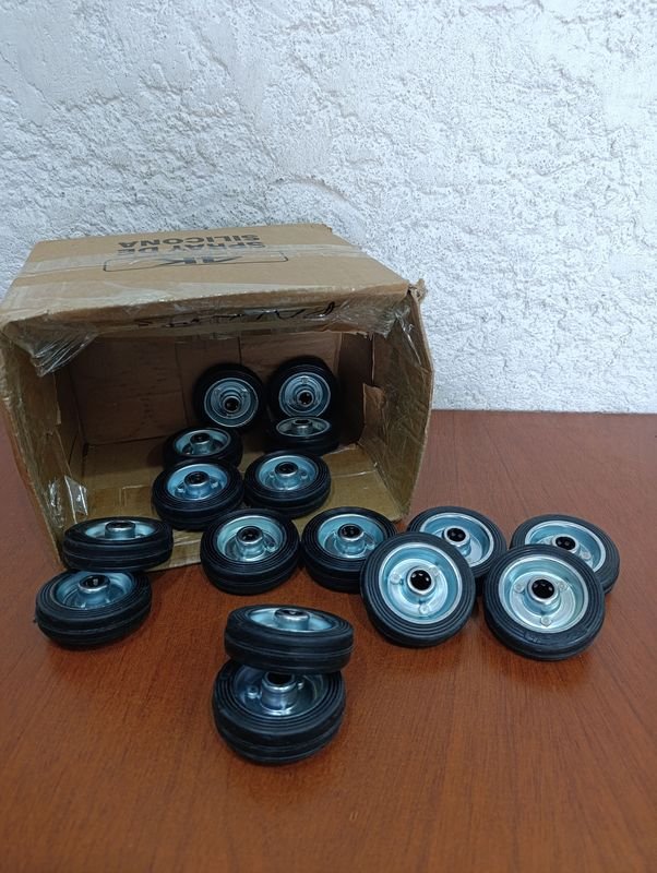 Lote anterior: Set de 4 Ruedas Negras macizas, 7.5 cm diámetro x 2 cm grosor