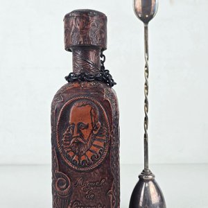 Botella Forrada en Cuero con Motivo Quijote y Cuchara Larga "Aurea" - imagen 2