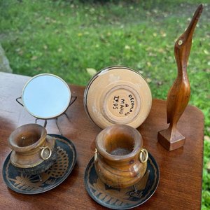 7 adornos varios (cantaro en gade decorado a mano, dos calderos artesanales en madera rustica, platos con diseño de animales en cobre, escultura en madera de un ave y espejo) - imagen 3