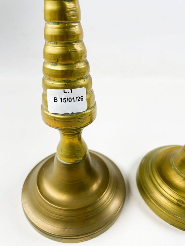 Candeleros en bronce con diseño ornamentado - imagen 2