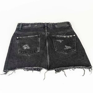 Minifalda de Jean Zara Negra con Apliques y Desgarrada Talle S - imagen 2