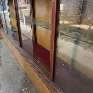 Vitrina Exhibidora Grande de Madera y Vidrio con Luz Interna - imagen 7