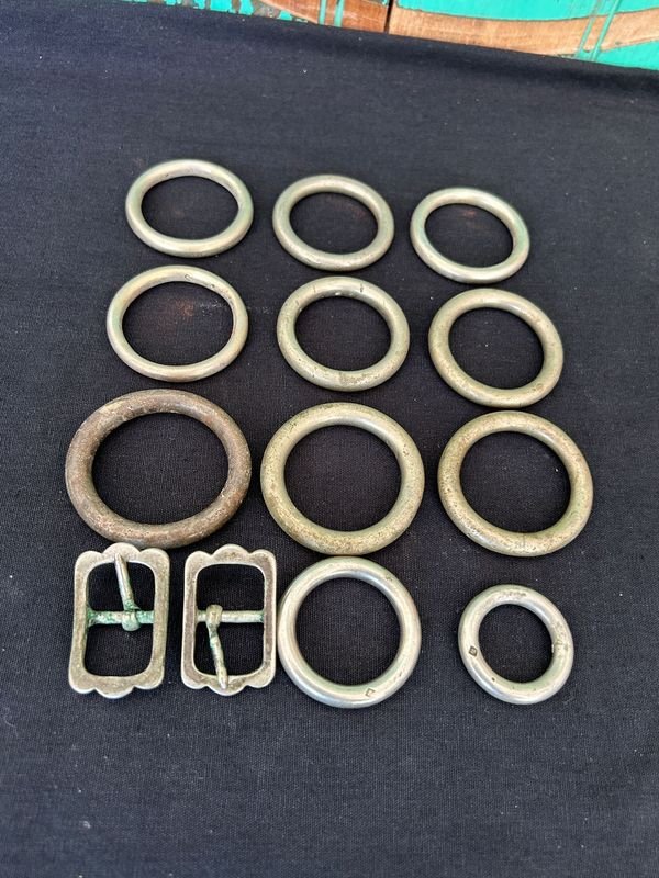 Lote anterior: Colección de argollas y hebillas en buen estado