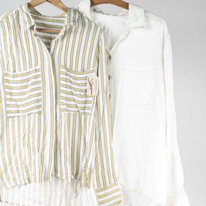 Lote de Dos Camisas: Blanca Lolita Talle XL y Rayada Sin Talle - imagen 2