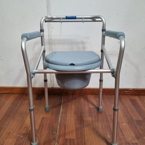 Silla Inodoro Ortopédica con Estructura de Aluminio y Asiento de Plástico - imagen 2