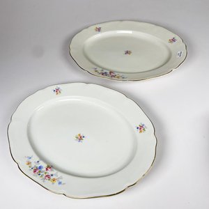 Lote siguiente: Dos bandejas ovales de porcelana checa, decoración floral 37 x 27 cm