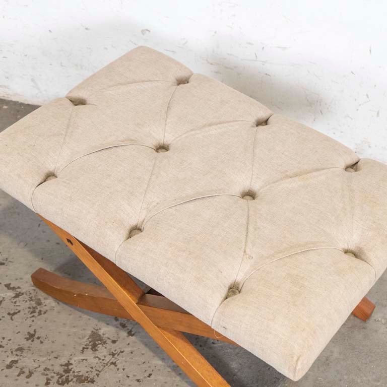 Banqueta con patas tijera y asiento capitoneado para limpiar - imagen 2