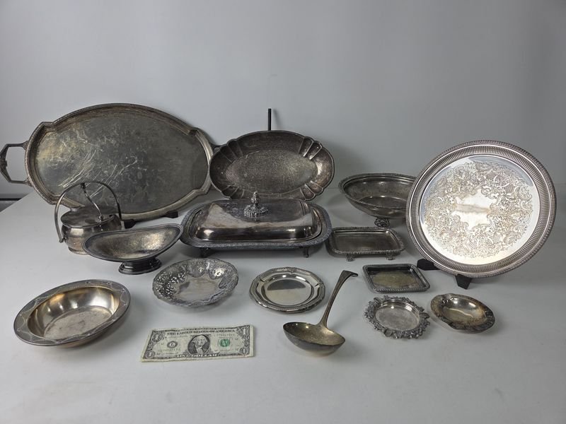 Lote siguiente: Accesorios de mesa y decoración en plata y metal