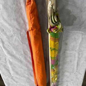 Lote siguiente: Sombrilla de Playa Naranja con Funda Rayada