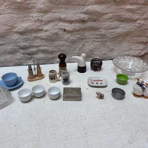 Lote siguiente: Lote Variado: Caramelera, Salero, Pimentero, Tazas, Adornos y Más