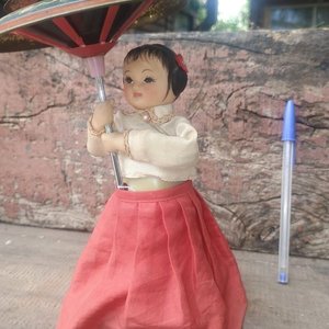Muñeca de Hojalata a Pila con Paraguas Decorado - Años 70 - imagen 1