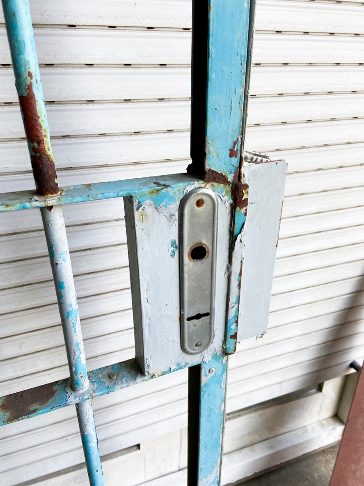 Puerta de hierro reja gris con accesorios - imagen 2