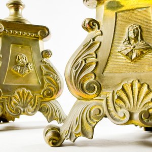 Par de Candeleros Antiguos de Bronce con Figuras - imagen 5