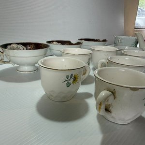 Lote de Tazas de Café, Tetera y Adornos de Loza con Detalles - imagen 8